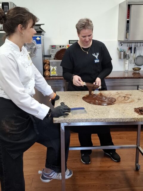 Team-Building-Day in Budapest! 
Das Ungarn-Team war geschlossen unterwegs – und was für ein Tag! 🙌  Gemeinsam ging’s mit dem Zug von Gyöngyös nach Budapest wo wir zuerst das beeindruckende Parlament besucht haben.  Danach wurde’s richtig süß: Im Szamos-Bonbon-Workshop durften wir Kakaobohnen und Marzipan probieren, eigene Pralinen herstellen und das Schokoladenmuseum erkunden.  Zum Abschluss noch ein gemütlicher Spaziergang durch die City – einfach herrlich! 
Ein mega toller Tag voller Spaß, Lachen und Teamspirit! 

 #TeamBuilding #Budapest #Szamos #SweetDay #TeamSpirit #ChocolateLovers