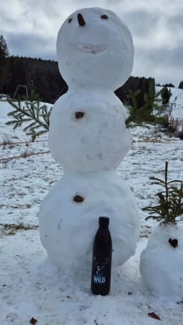 Anca und Ihre Familie schickt uns „WILDE“ Weihnachts-Grüße aus ihrer Heimat, den Rumänischen Carpaten. Frohe Weihnachten 🎄 

Anca and her family send us Christmas greetings from „WILD“ in their homeland, the Romanian Carpathians. Happy christmas! 

Anca és családja karácsonyi üdvözletet küld nekünk „WILD“-ből, szülőföldjükről, a romániai Kárpátokból. Boldog Karácsonyt! 

#szülőföldjükről 
#romániai #Kárpátokból #home
#christmas bottle
