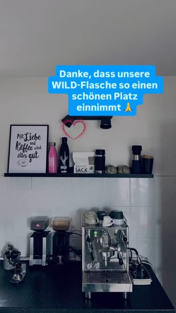 Danke, für dieses schöne Foto aus der privaten Küche eines Lieferanten. Wir freuen uns, dass unsere WILD-Flasche überall einen guten Eindruck macht 💙
Thank you for this lovely photo from a supplier’s home kitchen. We’re delighted that our WILD bottle makes a good impression everywhere 💙
Köszönjük ezt a szép fotót egy beszállító otthoni konyhájából. Örömmel tölt el minket, hogy a WILD palackunk mindenhol jó benyomást kelt 💙
#wild #connect #love #kitchen #cool