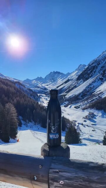Unsere WILD-Flasche ist weiter unterwegs. Wilde Grüße von Christiane direkt von der Skipiste in Ischgl! ⛷️
Inklusive kleinem Behind the Scenes DANKE, für die schönen Fotos 🤩
Our WILD bottle is on the move again.
Wild greetings from Christiane straight from the ski slopes in Ischgl! ⛷️
Including a little behind the scenes
A WILD palack újra úton van Vad üdvözlet Christianétól közvetlenül az ischgli sípályáról! ⛷️ Egy kis kulisszák mögötti pillantással
#connect #love #Ischgl #wild #hegyek