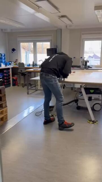 Stillstand? Gibt’s bei uns nicht. Während andere noch planen, ist Torben schon mitten in der Umsetzung – ein neues Legebrett entsteht gerade für einen unserer „Hidden Champions“. Maßarbeit, die im Hintergrund wirkt und am Ende den entscheidenden Unterschied macht. 

Standstill? Not with us. While others are still planning, Torben is already deep in execution – a new peg board is currently being created for one of our “hidden champions.” Custom work that operates behind the scenes and ultimately makes the decisive difference.

Megállás? Nálunk ilyen nincs. Miközben mások még csak terveznek, Torben már a megvalósítás közepén jár – éppen készül egy új legebrett az egyik „rejtett bajnokunk” számára. Olyan egyedi munka, amely a háttérben működik, és végül a döntő különbséget jelenti.

#BehindTheScenes #WILD #HiddenChampion #produktion