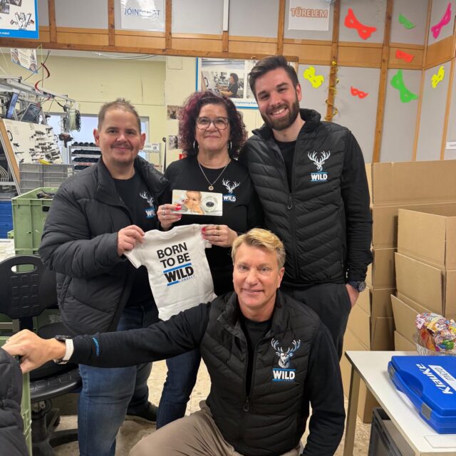 Patrizia ist Oma! Zur Geburt des kleinen Wunders gibt’s unseren Wild-Strampler & Schnuller 💙 BORN TO BE WILD 💙 

Patrizia is a grandma!  To celebrate the birth of this little miracle, there’s our wild romper & pacifier 💙 BORN TO BE WILD 💙

Patrizia nagymama lett!  A kis csoda születése alkalmából a Wild rugdalózó és cumi jár 💙 BORN TO BE WILD 💙 

#birth #grandma #born #to #be