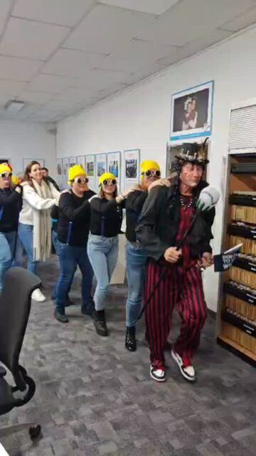 Schmutziger Dunstig bei Wild Connect!Heute wurde die 5. Jahreszeit eingeläutet – und zwar standesgemäß mit einer legendären Küchenparty!  So startet man in die Fasnacht – gemeinsam, wild & voller Energie 💙 

Dirty Thursday at Wild Connect! Today we kicked off the fifth season – and did it properly with a legendary kitchen party! This is how you start carnival season – together, wild & full of energy 💙

Piszkos Csütörtök a Wild Connectnél! Ma elindítottuk az ötödik évszakot – méghozzá stílusosan, egy legendás konyhai bulival! Így kell elkezdeni a farsangi szezont – együtt, vadul és tele energiával 💙

#wild #connect #fasching #party #partytime