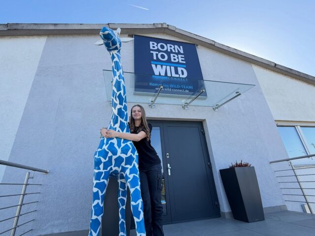 Lara hat diese Woche ein spannendes Praktikum bei WILD absolviert und dabei viele wertvolle Eindrücke gesammelt. Von ersten Einblicken in die Arbeitsabläufe bis hin zum Kennenlernen des Teams – es war eine Woche voller neuer Erfahrungen, Inspiration und spannender Momente.

Danke für dein Engagement, Lara! Wir freuen uns, dass du Teil unserer Woche warst. 💙

Lara completed an exciting internship at WILD this week and gained many valuable insights. From first glimpses into the workflows to getting to know the team – it was a week full of new experiences, inspiration, and exciting moments. Thank you for your commitment, Lara! We are glad that you were part of our week. 💙

Lara ezen a héten egy izgalmas gyakorlatot végzett a WILD-nál, és sok értékes tapasztalatot szerzett. Az első betekintésektől a munkafolyamatokba a csapat megismeréséig – egy hét volt tele új élményekkel, inspirációval és izgalmas pillanatokkal. Köszönjük az elkötelezettségedet, Lara! Örülünk, hogy része voltál a hetünknek. 💙

#Praktikum #WILD #Teamwork #Einblicke