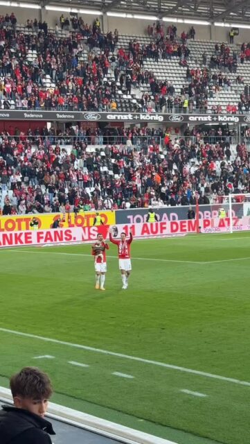 Danke für alles, Chico! 💙 Mit dem heutigen Spiel endet eine Ära beim SC Freiburg: Nicolas Höfler hat sein letztes Spiel für den Sport-Club im heimischen Stadion bestritten. 

Nicolas Höfler spielte insgesamt rund 21 Jahre beim SC Freiburg. Er kam 2005 in die Freiburger Jugend und spielte ab 2011 aktiv bei den Profis - immer kämpferisch, loyal und mit vollem Einsatz für den Verein und die Fans. Danke, für unvergessliche Momente, deinen Einsatz und deine Leidenschaft im Trikot des SCF. 💙

#sc #Danke #freiburg #thankful #chicco