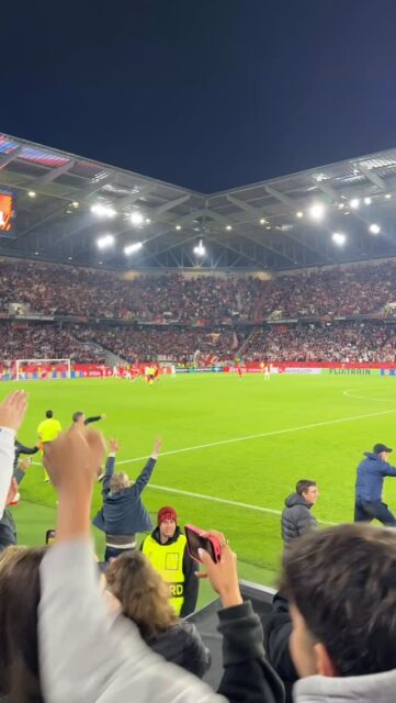 Der Platz wurde direkt nach dem Abpfiff gestürmt… Der SC Freiburg steht im Finale- es ist der Wahnsinn! 

#sc #freiburg #Finale #europaleague