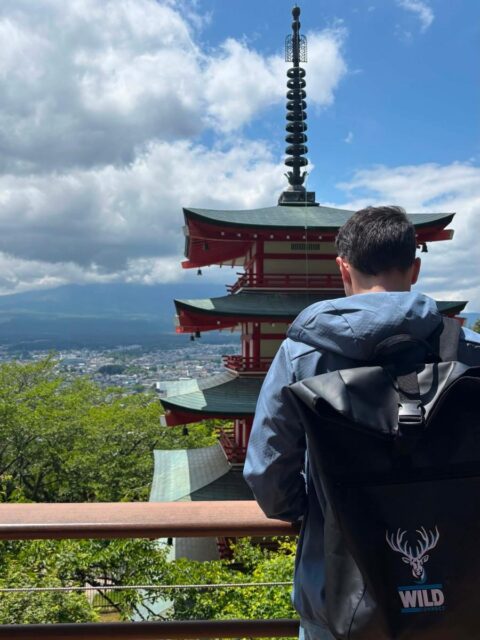 Unser WILD-Rucksack in Japan!  Von den beeindruckenden Tempeln am Fuße des Mount Fuji bis zu den lebendigen Straßen Tokios – unser WILD-Rucksack begleitete Kata Dorina und ihren Mann auf ein unvergessliches Abenteuer. Gemeinsam erkundeten sie den Tokyo Skytree, besuchten das berühmte Kaminarimon-Tor und sammelten Erinnerungen, die sie ein Leben lang begleiten werden. 
Vielen Dank, dass ihr diese besonderen Momente mit uns geteilt habt. Wir freuen uns, ein Teil eurer Reise gewesen zu sein. 💙

Our WILD Bag in Japan! From the serene temples near Mount Fuji to the vibrant streets of Tokyo, our WILD Bag joined Kata Dorina and her husband on an unforgettable adventure. Together, they explored the Tokyo Skytree, visited the iconic Kaminarimon Gate, and created memories that will last a lifetime.
Thank you for sharing these beautiful moments with us. We’re honored to have been part of your journey. 💙

WILD hátizsákunk Japánban! A Fuji-hegy lábánál található lenyűgöző templomoktól Tokió nyüzsgő utcáiig WILD hátizsákunk elkísérte Kata Dorinát és férjét egy felejthetetlen kalandra. Együtt fedezték fel a Tokyo Skytree-t, meglátogatták a híres Kaminarimon kaput, és olyan emlékeket gyűjtöttek, amelyek egy életen át elkísérik őket.
Köszönjük, hogy megosztottátok velünk ezeket a különleges pillanatokat. Öröm számunkra, hogy részesei lehettünk az utazásotoknak. 💙

#Bag #Japan #Tokyo #MountFuji #Memories