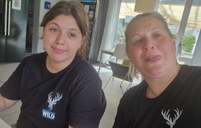 Mama-Tochter-Tag bei WILD Connect 💙
Anka hat ihrer Tochter Sandra gezeigt, wie ihr Arbeitsalltag aussieht – und Sandra war überrascht, wie vielfältig die Aufgaben ihrer Mama sind. Ein schöner Tag voller spannender Einblicke! 💙
Mother-Daughter Day at WILD Connect 💙
Anka showed her daughter Sandra what her workday looks like – and Sandra was surprised by how varied her mom’s tasks are. A wonderful day full of exciting insights! 💙
Anya-lánya nap a WILD Connectnél 💙
Anka megmutatta lányának, Sandrának, milyen a munkanapja – Sandra pedig meglepődött, milyen sokszínűek az édesanyja feladatai. Egy csodás nap tele izgalmas betekintésekkel! 💙
#mother #mothersday #job #daughter