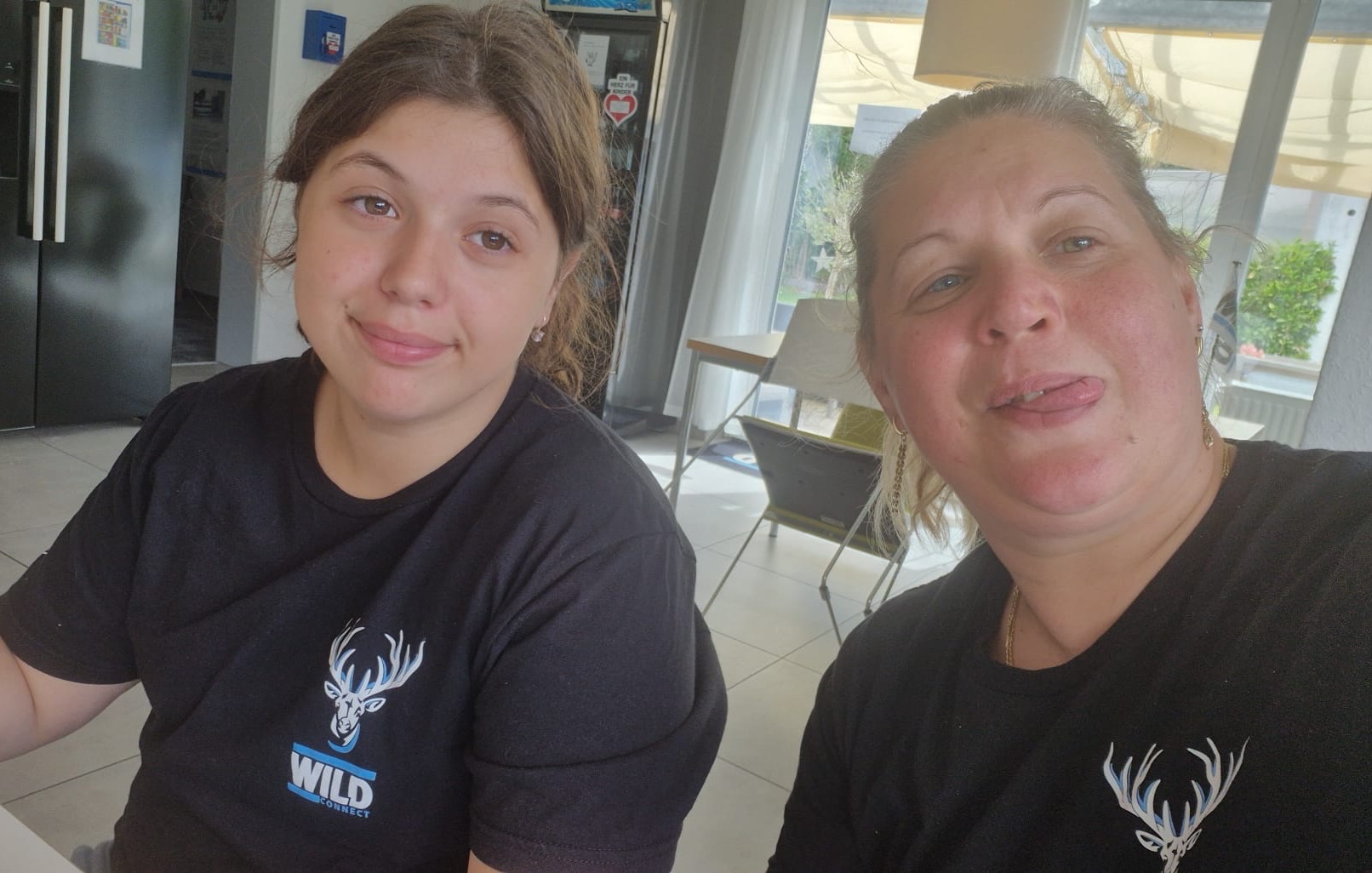 Mama-Tochter-Tag bei WILD Connect 💙
Anka hat ihrer Tochter Sandra gezeigt, wie ihr Arbeitsalltag aussieht – und Sandra war überrascht, wie vielfältig die Aufgaben ihrer Mama sind. Ein schöner Tag voller spannender Einblicke! 💙
Mother-Daughter Day at WILD Connect 💙
Anka showed her daughter Sandra what her workday looks like – and Sandra was surprised by how varied her mom’s tasks are. A wonderful day full of exciting insights! 💙
Anya-lánya nap a WILD Connectnél 💙
Anka megmutatta lányának, Sandrának, milyen a munkanapja – Sandra pedig meglepődött, milyen sokszínűek az édesanyja feladatai. Egy csodás nap tele izgalmas betekintésekkel! 💙
#mother #mothersday #job #daughter