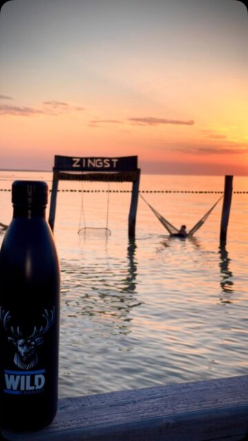 Unsere WILD-Flasche ist wieder auf Reisen! Diesmal hat Franco sie an der Ostsee perfekt in Szene gesetzt. Viele Grüße aus dem schönen Zingst an alle daheim! 💙
Our WILD bottle is on the road again!
This time, Franco captured it perfectly at the Baltic Sea. Greetings from beautiful Zingst to everyone back home! 💙
A WILD kulacsunk ismét úton van!
Ezúttal Franco a Balti-tengernél készített róla egy remek fotót. Üdvözlet a gyönyörű Zingstből mindenkinek otthonra! 💙
#WILD #BornToBeWild #BalticSea #Zingst #summervibes☀️