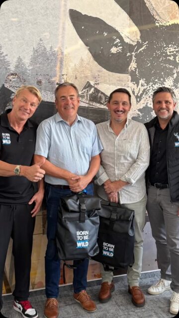 Ein besonderer Besuch bei WILD Connect: Clemens Brucher und Andreas Klausmann von Schölly waren bei uns zu Gast.

Lieber Clemens, vielen Dank für die herzliche und vertrauensvolle Zusammenarbeit. Wir wünschen dir für deinen Ruhestand von Herzen alles Gute, Gesundheit und viele schöne Momente.

Lieber Andreas, wir freuen uns auf die weitere Zusammenarbeit mit dir und wünschen dir viel Erfolg in deiner neuen Rolle. 💙 

A special visit to wild connect: Clemens Brucher and Andreas Klausmann from Schölly stopped by to see us.

Dear Clemens, thank you for the warm, trusting, and valued partnership over the years. We wish you all the very best, good health, and many wonderful moments in your well-deserved retirement.

Dear Andreas, we look forward to continuing our successful collaboration with you and wish you every success in your new role. 💙

Különleges látogatás a wild connect-nél: a Schölly munkatársai, Clemens Brucher és Andreas Klausmann látogattak el hozzánk.

Kedves Clemens, köszönjük a szívélyes, bizalommal teli és partneri együttműködést. Szívből kívánunk neked minden jót, jó egészséget és sok boldog pillanatot a megérdemelt nyugdíjas éveidhez!

Kedves Andreas, örömmel várjuk a további közös együttműködést, és sok sikert kívánunk az új pozíciódhoz! 💙 

#schölly #wild #Team #partnership 
#retired