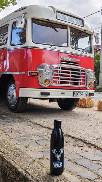 Zsolt hat in Budapest einen ganz besonderen Bus entdeckt! Da stellt sich doch die Frage: Wie lange so eine „Schnellfahrt“ von Budapest nach Stuttgart wohl gedauert hat? Und schwups – unsere WILD-Flasche ist natürlich immer dabei. 💙
Zsolt discovered a very special bus in Budapest!
It makes you wonder: How long do you think a “speed trip” from Budapest to Stuttgart would have taken?
And just like that – our WILD bottle is, of course, always along for the ride. 💙
Zsolt egy igazán különleges buszt fedezett fel Budapesten!
Felmerül a kérdés: vajon mennyi ideig tarthatott egy ilyen „gyorsjárat” Budapestről Stuttgartba?
És hoppá – a WILD-palackunk természetesen mindig velünk tart. 💙
#Bus #stop #budapest #fast #stuttgart