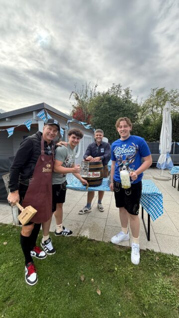 Mit dem WILD-Oktoberfest haben wir das Wochenende eingeläutet! Unsere Auszubildenden Leonit und Levin haben eine super Party mit allem, was dazugehört, auf die Beine gestellt. Ihr seid definitiv „BORN TO BE WILD!“ 💙
We kicked off the weekend with our WILD Oktoberfest! Our apprentices Leonit and Levin put together an amazing party with everything that goes with it. You are definitely “BORN TO BE WILD!” 💙
A WILD Oktoberfesttel indítottuk a hétvégét! Tanulóink, Leonit és Levin, fantasztikus bulit szerveztek, minden olyan dologgal, ami egy igazi Oktoberfesthez hozzátartozik. Ti tényleg „BORN TO BE WILD!” vagytok! 💙