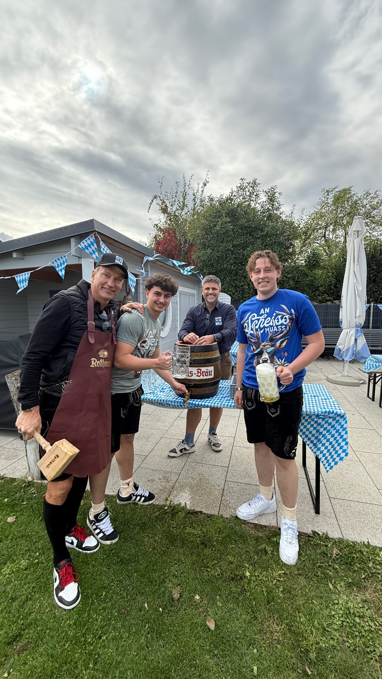 Mit dem WILD-Oktoberfest haben wir das Wochenende eingeläutet! Unsere Auszubildenden Leonit und Levin haben eine super Party mit allem, was dazugehört, auf die Beine gestellt. Ihr seid definitiv „BORN TO BE WILD!“ 💙
We kicked off the weekend with our WILD Oktoberfest! Our apprentices Leonit and Levin put together an amazing party with everything that goes with it. You are definitely “BORN TO BE WILD!” 💙
A WILD Oktoberfesttel indítottuk a hétvégét! Tanulóink, Leonit és Levin, fantasztikus bulit szerveztek, minden olyan dologgal, ami egy igazi Oktoberfesthez hozzátartozik. Ti tényleg „BORN TO BE WILD!” vagytok! 💙